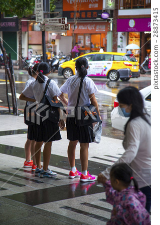 大雨，躲雨，捷運站，Heavy rain, shelter, MRT station,雨、避難所、 28873415