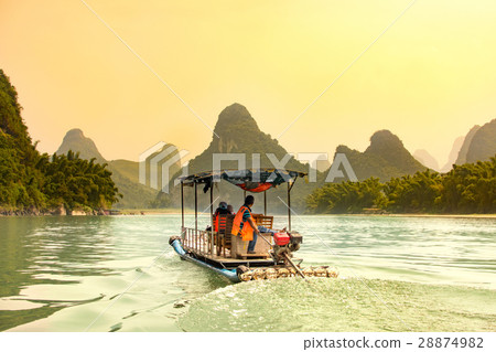 Tourists cruising Li River in Yangshuo, China 28874982