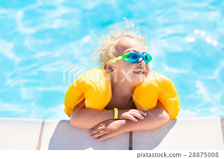 Little baby boy playing in swimming pool 28875008