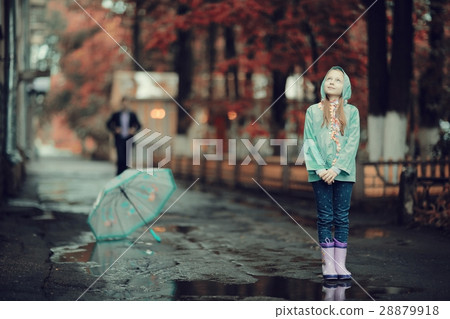 Autumn portrait of a girl 6 years old, in a jacket 28879918