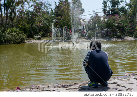 在池塘的小孩 28882753