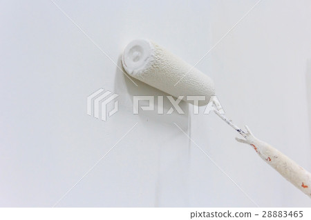 painter arm painting a wall with paint roller 28883465