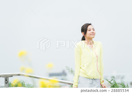 A woman listening to music 28885534