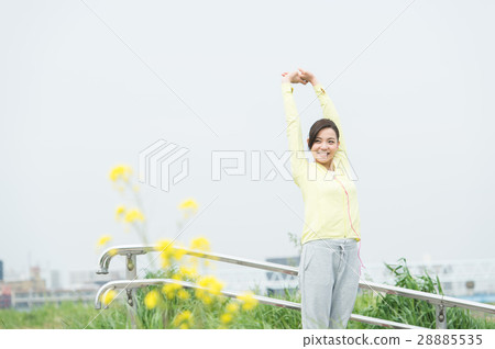 A woman listening to music 28885535