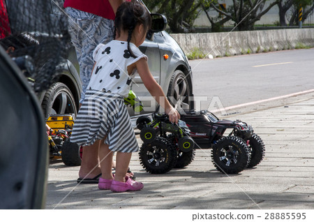 小孩，女孩，遙控汽車，Child, girl, remote control car 28885595