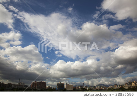 藍天白雲，城市，Blue sky, white clouds，青い空と白い雲 28885596