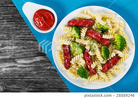 Pasta salad with broccoli and grilled sausages Pasta salad with broccoli and grilled sausages 28889246