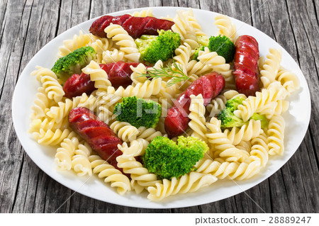 Pasta salad with broccoli and grilled sausages 28889247