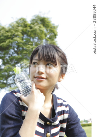 飲用水和年輕女性 28889344