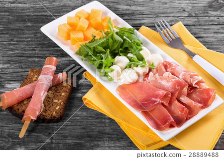 Arugula, prosciutto, mozzarella and melon salad 28889488