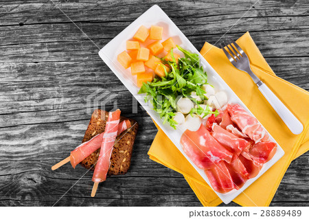 Arugula, prosciutto, mozzarella and melon salad 28889489