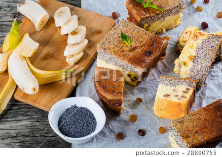 homemade banana cheesecake with poppy seed 28890755