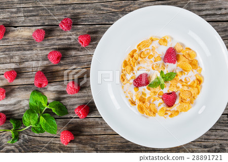 crispy corn flakes with raspberry and cold milk 28891721
