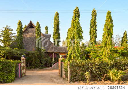 Superb garden of a hotel on the road 28891824