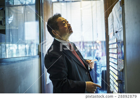 Men buying tickets 28892879