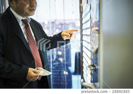 Men buying tickets 28892885