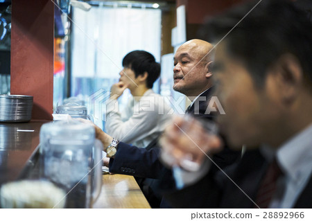 送食物券的男士 送食物券的男士 28892966