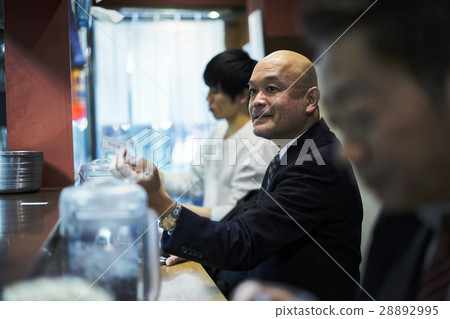 送食物券的男士 28892995