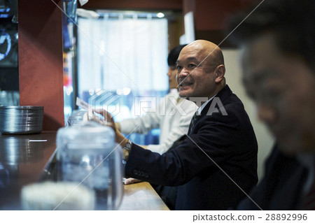 送食物券的男士 28892996