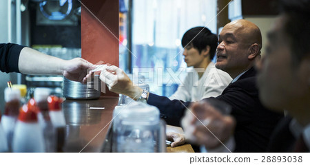 送食物券的男士 送食物券的男士 28893038