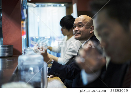 送食物券的男士 送食物券的男士 28893039