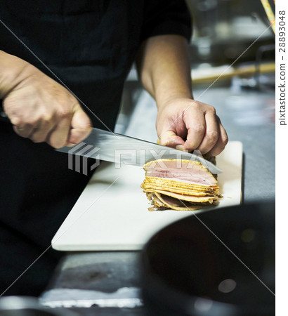 Cut the pork cutlet 28893048