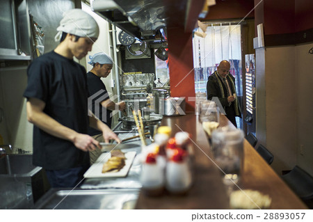 Customers entering the ramen shop and clerks 28893057