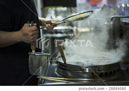 Boil the noodles 28893080