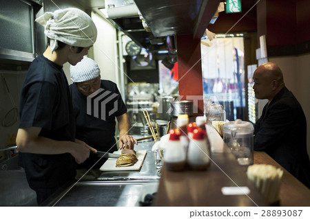 店主和店員正在接受培訓 28893087