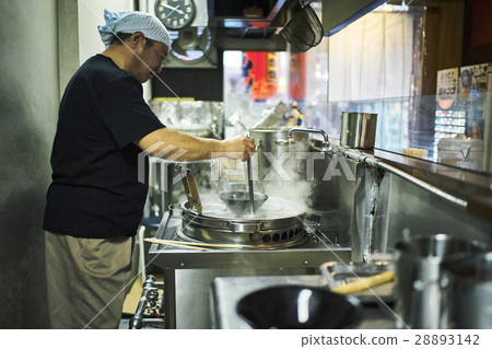 Men who make ramen 28893142