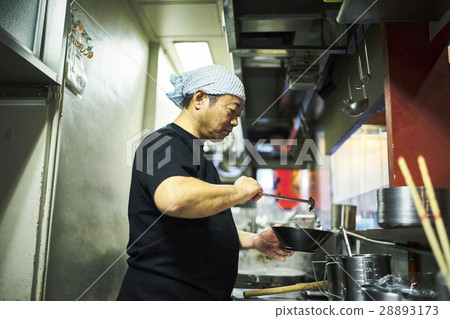 製作拉麵的男士 製作拉麵的男士 28893173