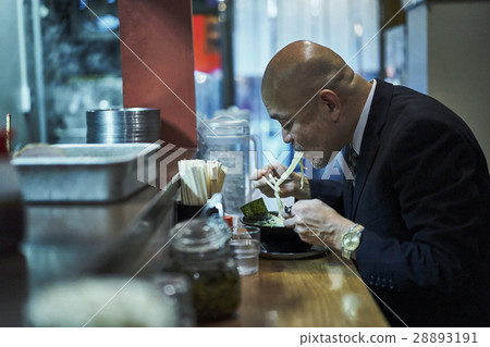 Men who eat ramen 28893191
