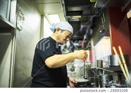 Men who make ramen 28893206