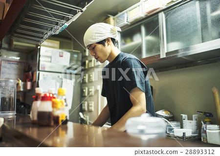 Men washing dishes 28893312