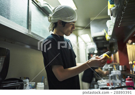 Men washing dishes 28893391
