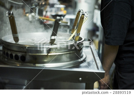 Make noodles 28893519