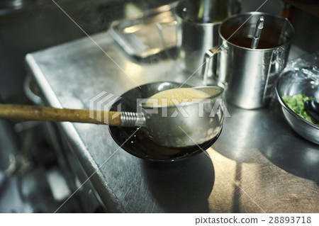 Make noodles 28893718