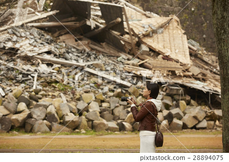 A woman observing Kumamoto Castle A woman observing Kumamoto Castle 28894075