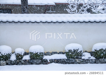Snow scenery in the town of Kyoto, Tsukiji fence in front of Saga Shakado gate Snow scenery in the town of Kyoto, Tsukiji fence in front of Saga Shakado gate 28894511
