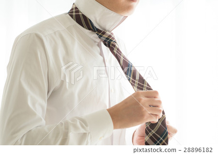 Male hand to tie a necktie 28896182