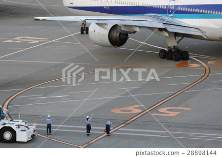 Grand handling to see off the departure plane 28898144