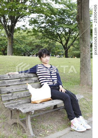 一個少婦坐長凳 一個少婦坐長凳 28900406