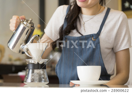 把手滴水咖啡放的咖啡館職員 28900622