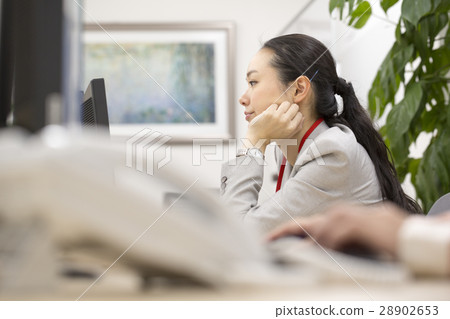 在辦公室工作的婦女 在辦公室工作的婦女 28902653