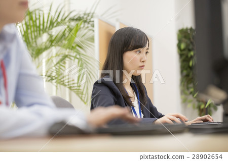 一個在辦公室認真工作的女人 一個在辦公室認真工作的女人 28902654