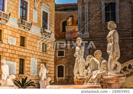 Famous fountain of shame on baroque Piazza Famous fountain of shame on baroque Piazza 28903991