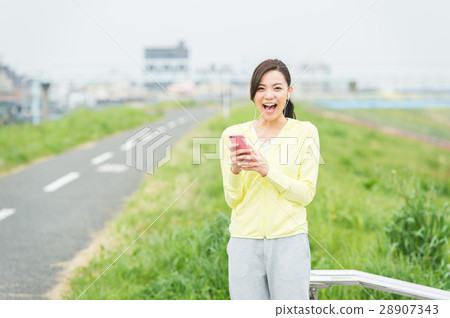 A woman listening to music 28907343