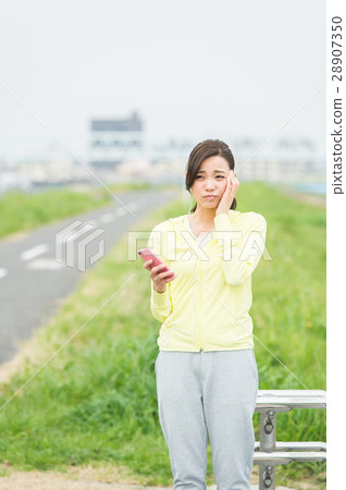 A woman listening to music 28907350