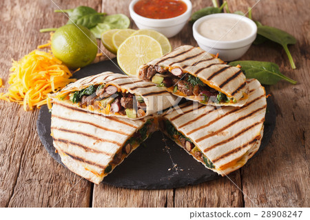 Mexican quesadilla with spinach, beans and cheddar 28908247