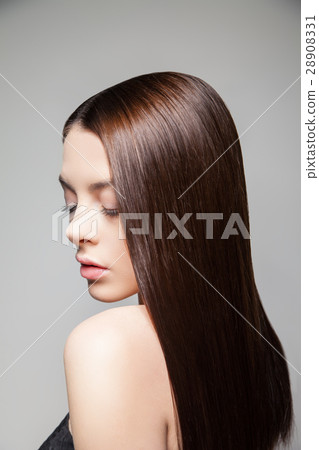 Young brunette looking over shoulder 28908331